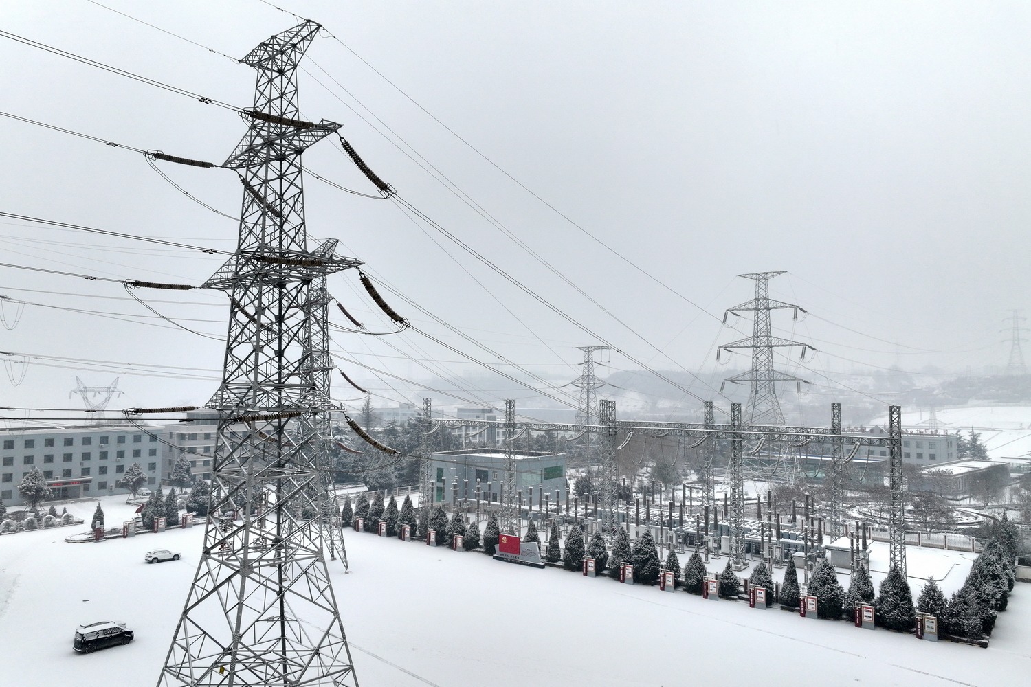 劉家峽水電廠：“以雪為令”應(yīng)對(duì)寒潮降雪天氣 (2).JPG
