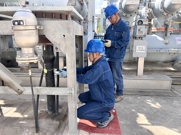 劉家峽水電廠試驗(yàn)班人員在戶外330千伏開關(guān)站電氣設(shè)備開展帶電檢測(cè)工作，“診斷”設(shè)備運(yùn)行狀態(tài)。章文婷攝 600.jpg