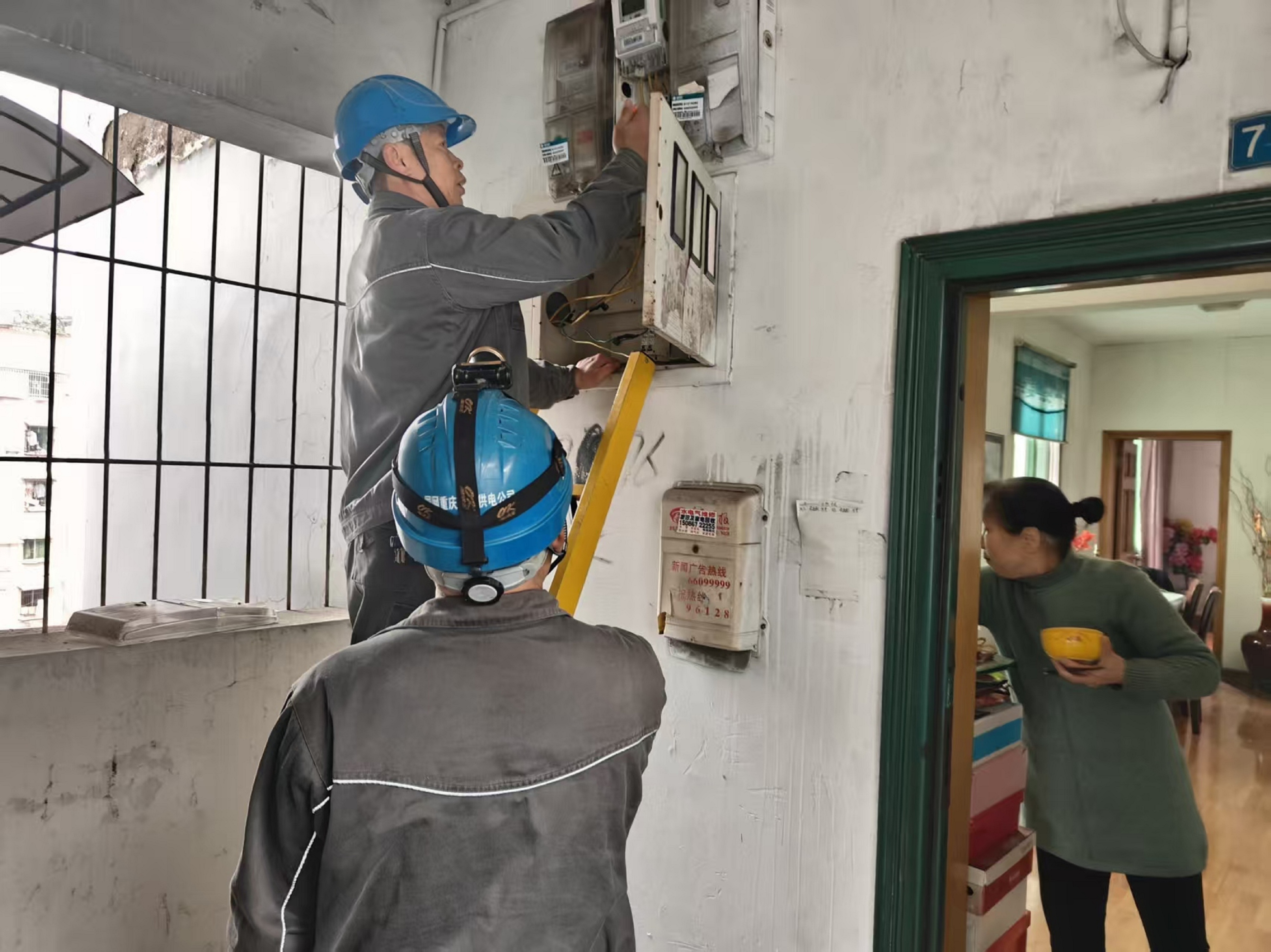2026年2月3日，歇馬供電所工作人員邱遠(yuǎn)志、葉小寒在歇馬路19號(hào)2單元處理水管帶電安全隱患.jpg