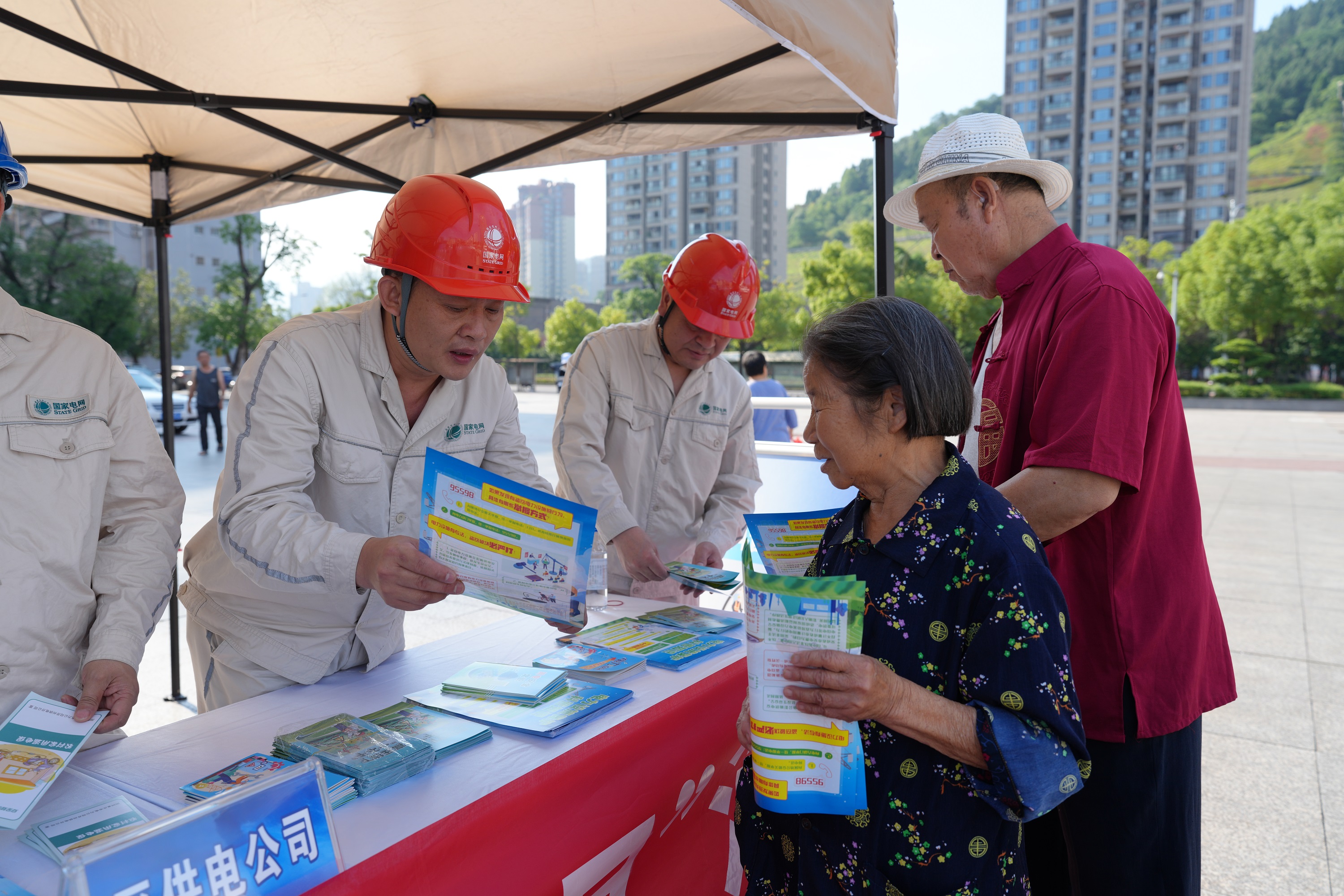 6月15日，國網(wǎng)重慶開州供電公司供電員工在開州云楓廣場科普安全用電知識(shí)（張俊凱 攝）.JPG