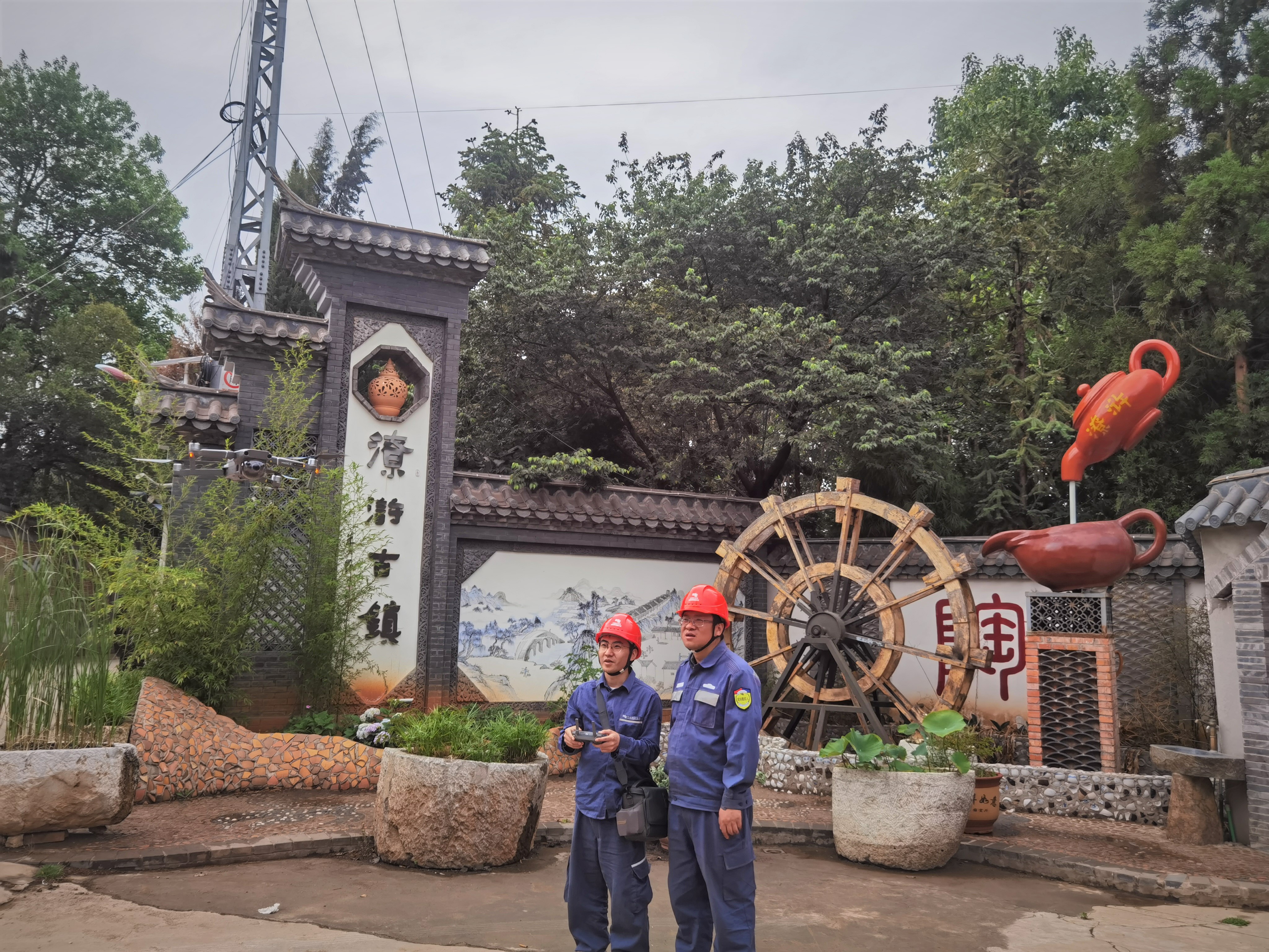 南方電網(wǎng)云南曲靖麒麟供電局員工開展無人機線路巡視。阮松萍攝.jpg