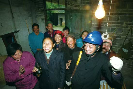 圖為2006年12月6日，重慶忠縣國家電網(wǎng)供區(qū)最后一個(gè)“無電戶”告別油燈.jpg