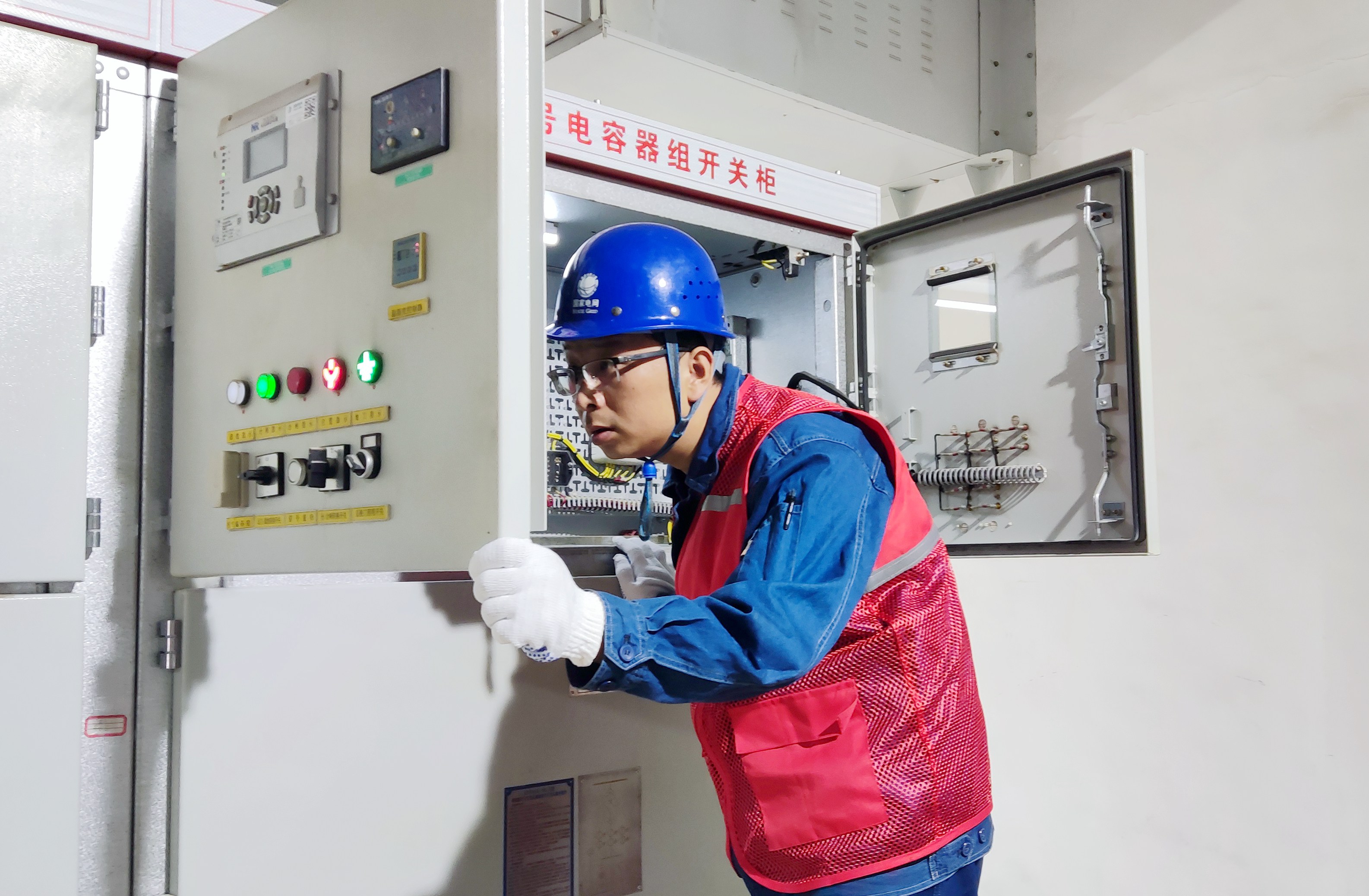 7月21日，蘭州供電公司變電檢修<span id=
