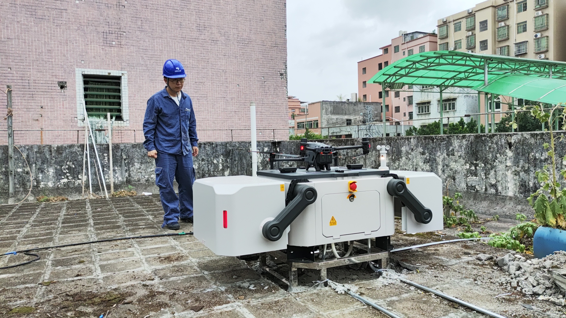 清新供電局員工在對(duì)無(wú)人機(jī)“固定”機(jī)巢進(jìn)行調(diào)試。（古樂(lè) 攝）.jpg