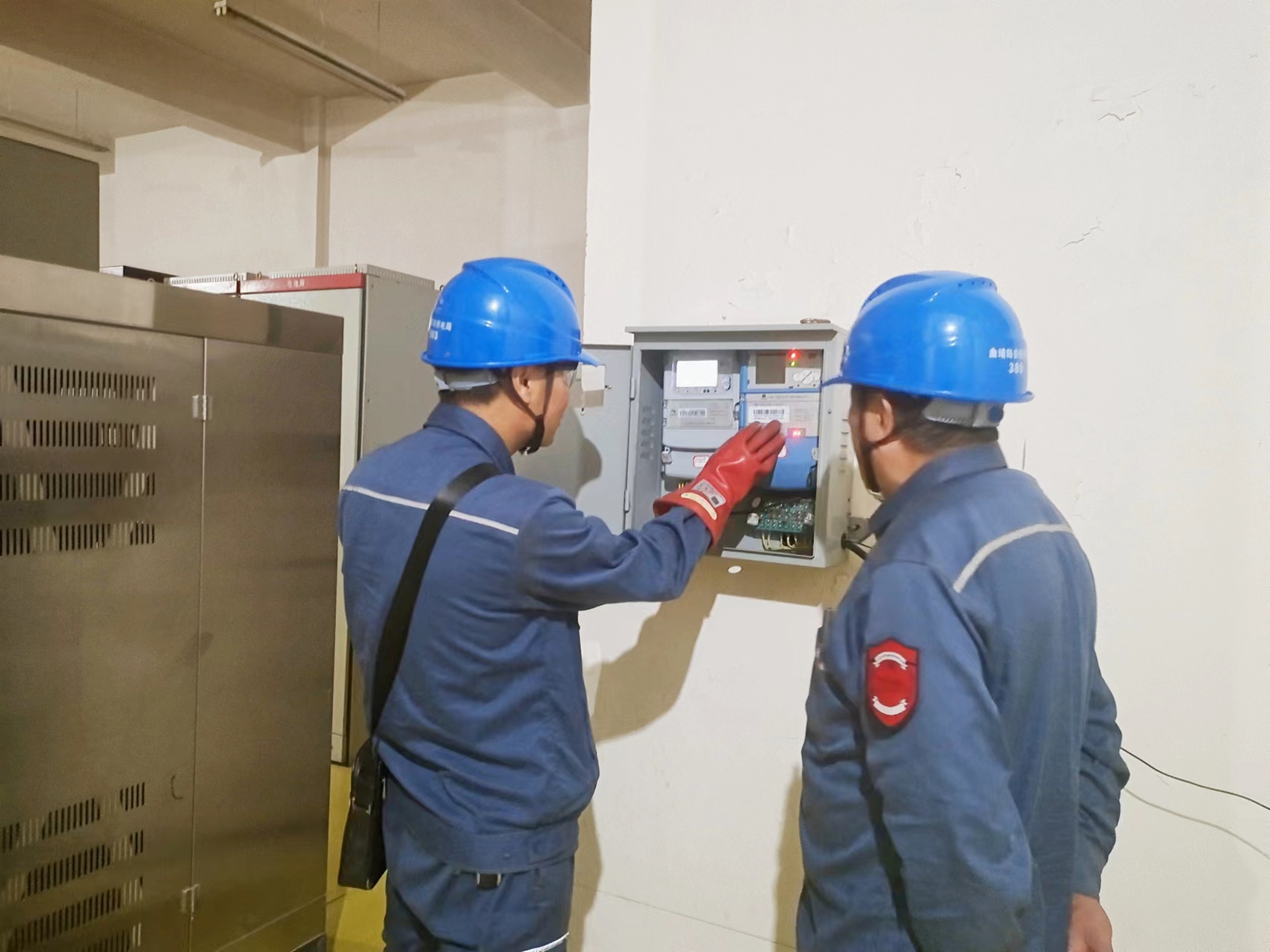 1、工作人員對企業(yè)電能計量裝置進行檢查.jpg