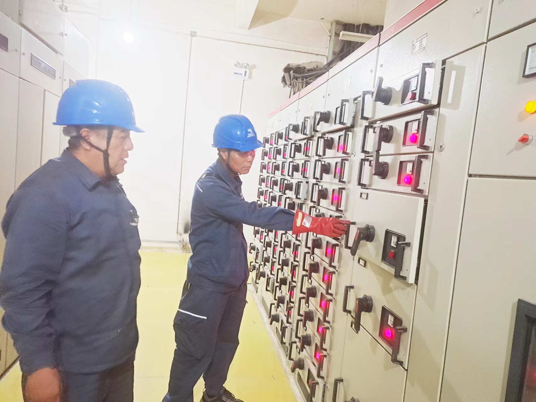 2、工作人員對企業(yè)配電室用電設備進行檢查.jpg