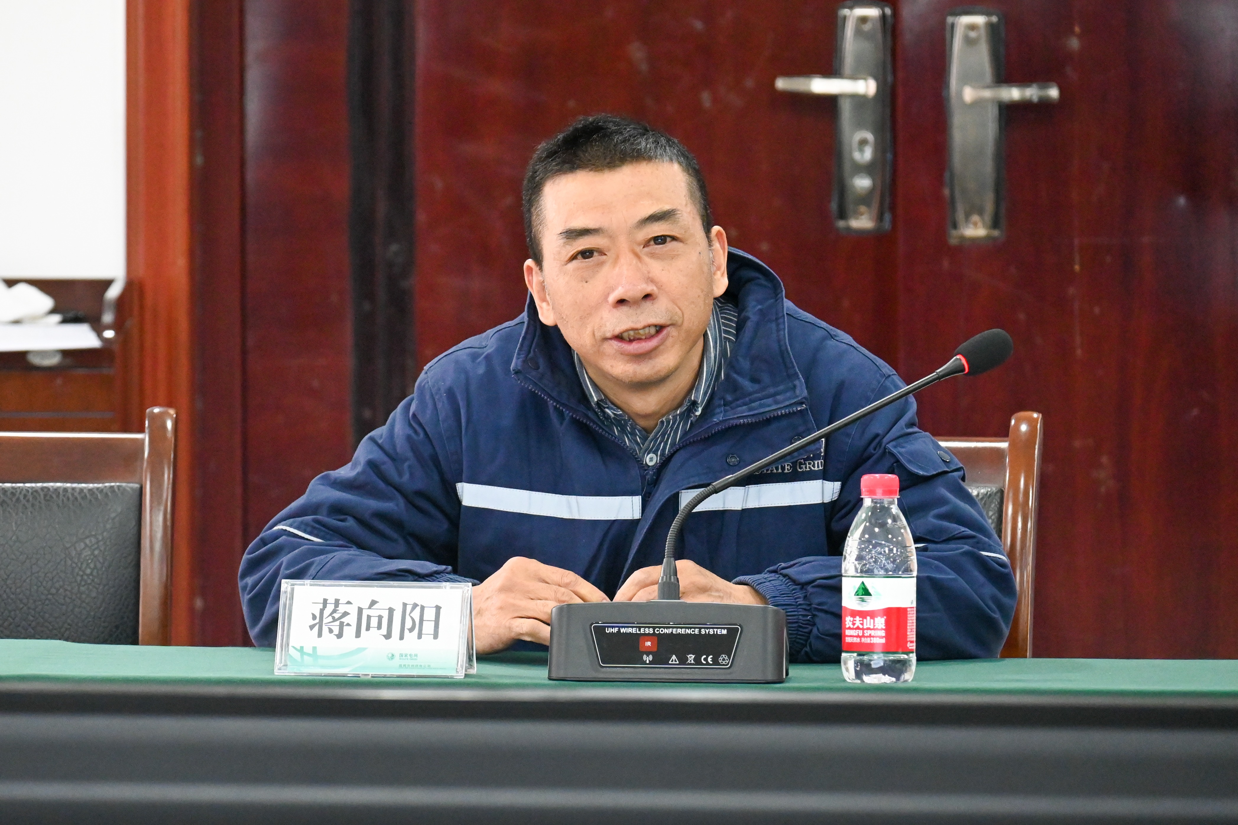 圖為國(guó)網(wǎng)重慶開州供電公司員工正在現(xiàn)場(chǎng)“賽馬”。 李添鑫 攝 (2).jpg