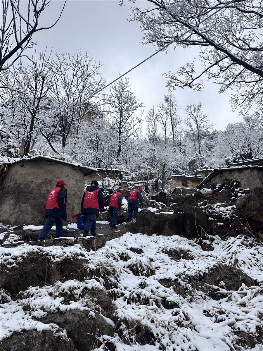 1月22日，大河供電所工作人員走村入戶，將應(yīng)急物資逐一送到用戶家<span id=