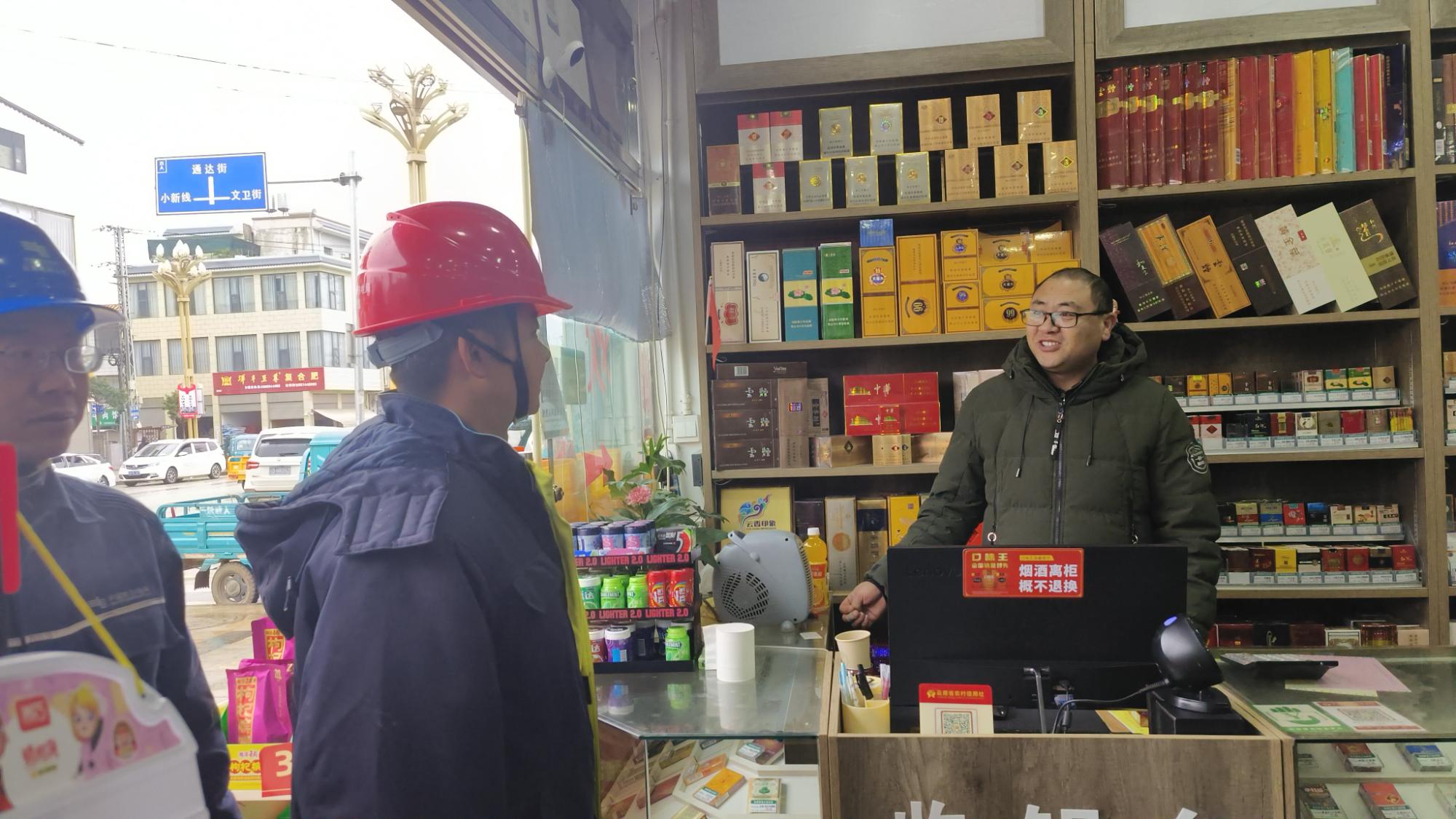 工作人員進(jìn)超市進(jìn)行錯峰用電宣傳.jpg