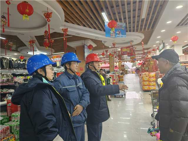 工作人員進(jìn)超市進(jìn)行錯峰用電宣傳和隱患排查.jpg
