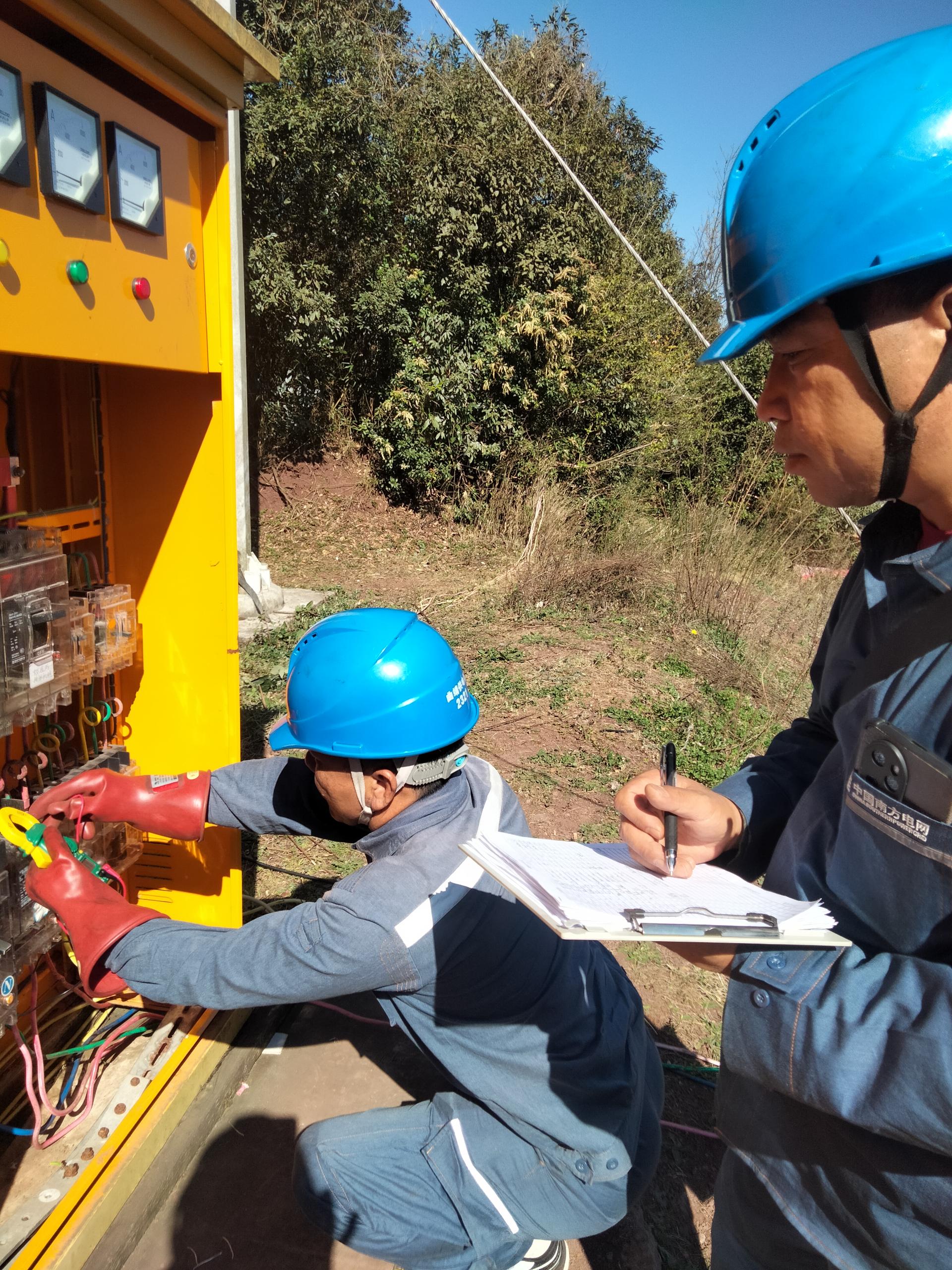3月23日，南方電網(wǎng)云南曲靖麒麟供電局東山供電所工作人員再次檢查保點(diǎn)設(shè)備 (2).jpg