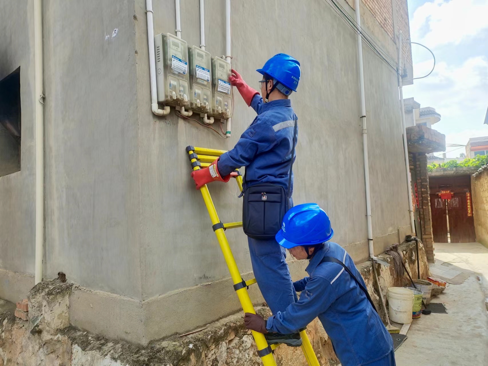 1、工作人員現(xiàn)場核查異常臺區(qū)線損 高雄林 攝.jpg
