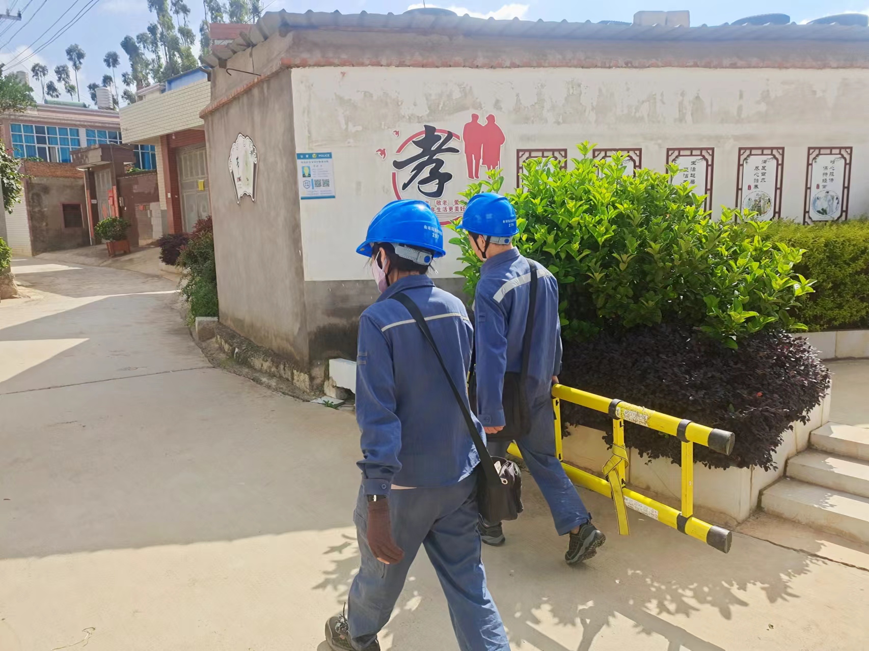 3、工作人員頭頂烈日開展異常臺區(qū)線損核查 高雄林 攝.jpg