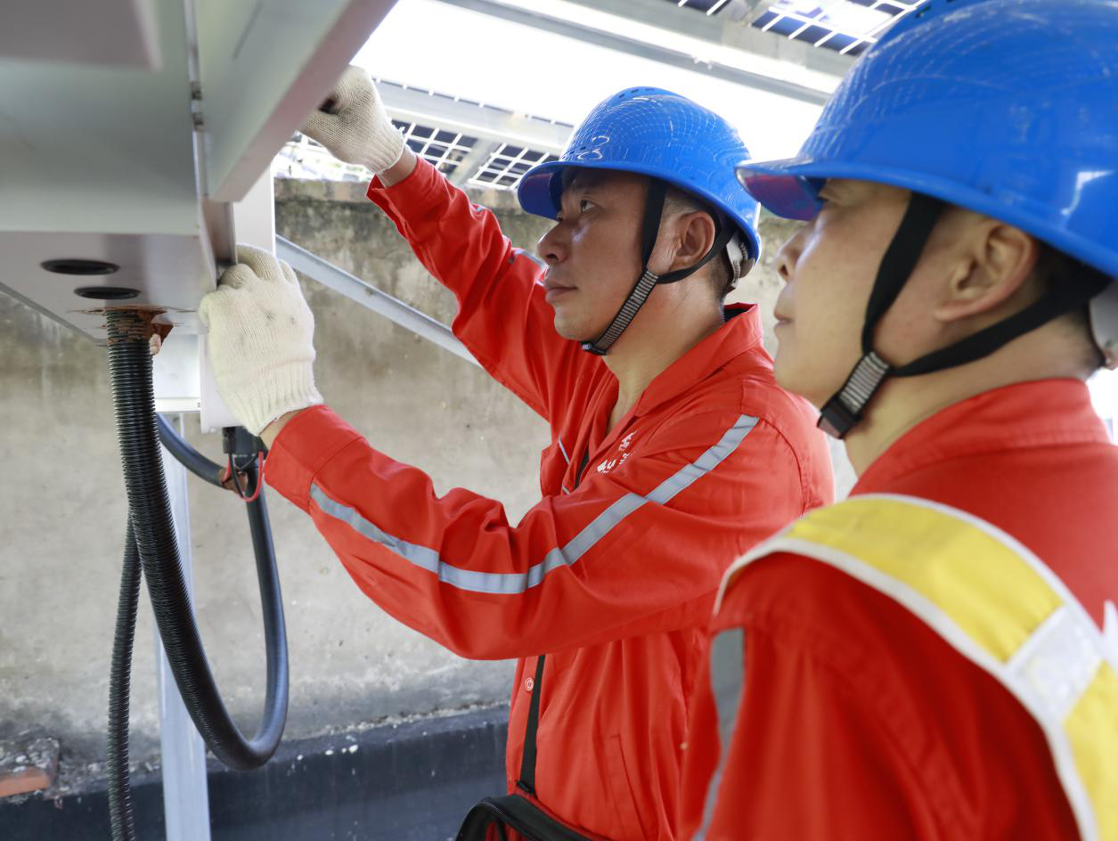 8月20日，國網(wǎng)重慶綦江供電公司工作人員為村民檢查光伏設(shè)備。（袁巧攝）.png