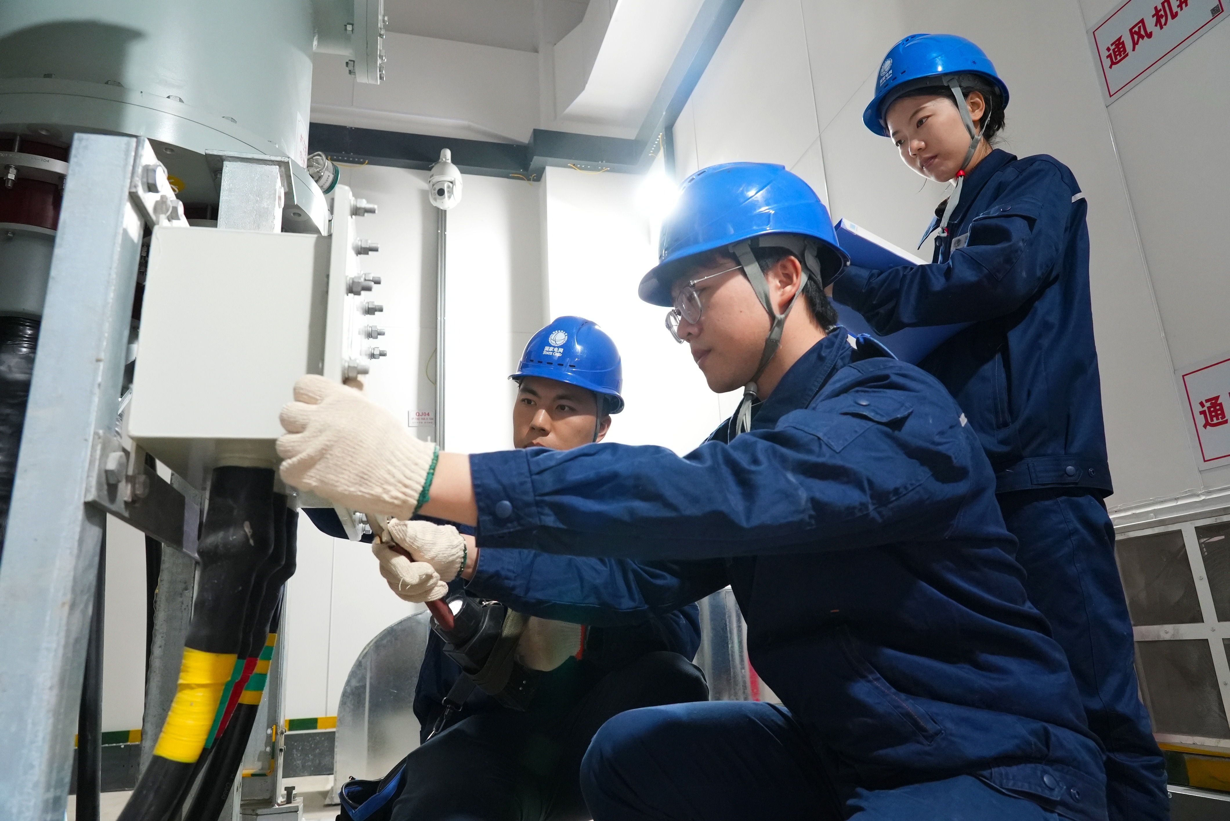 12月5日國(guó)網(wǎng)福州供電公司工作人員對(duì)110千伏浦下變電站d的電纜終端開展投<span id= 12月5日國(guó)網(wǎng)福州供電公司工作人員對(duì)110千伏浦下變電站d的電纜終端開展投<span id=