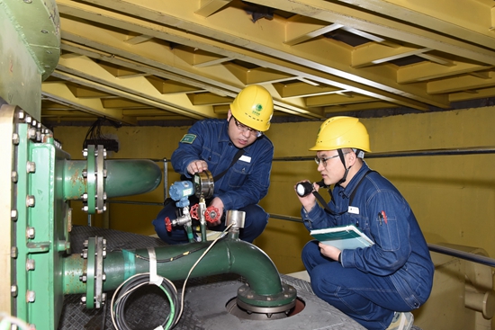圖為劉家峽水電廠運(yùn)行人員對4號機(jī)組進(jìn)行停機(jī)巡查_550.jpg