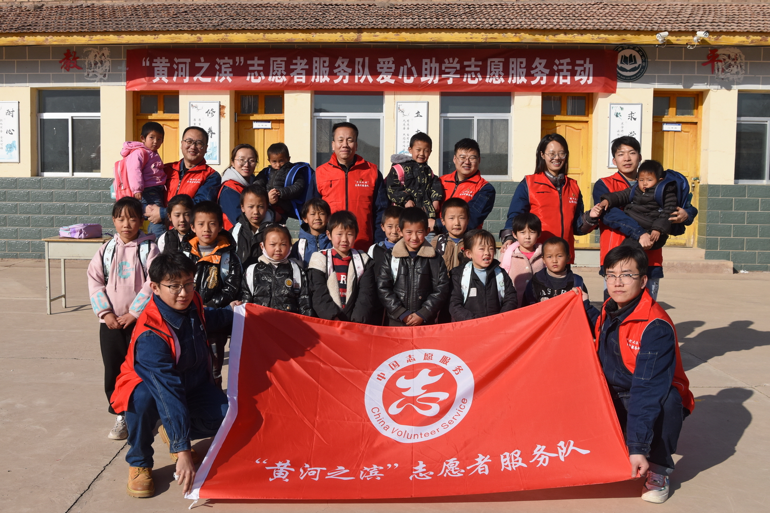 劉家峽水電廠：“黃河之濱”志愿者服務(wù)隊(duì)開(kāi)展愛(ài)心助學(xué)活動(dòng).JPG