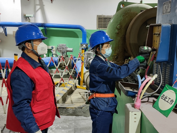 圖為青工在師傅指導(dǎo)下對(duì)發(fā)電機(jī)進(jìn)行拆解學(xué)<span id=