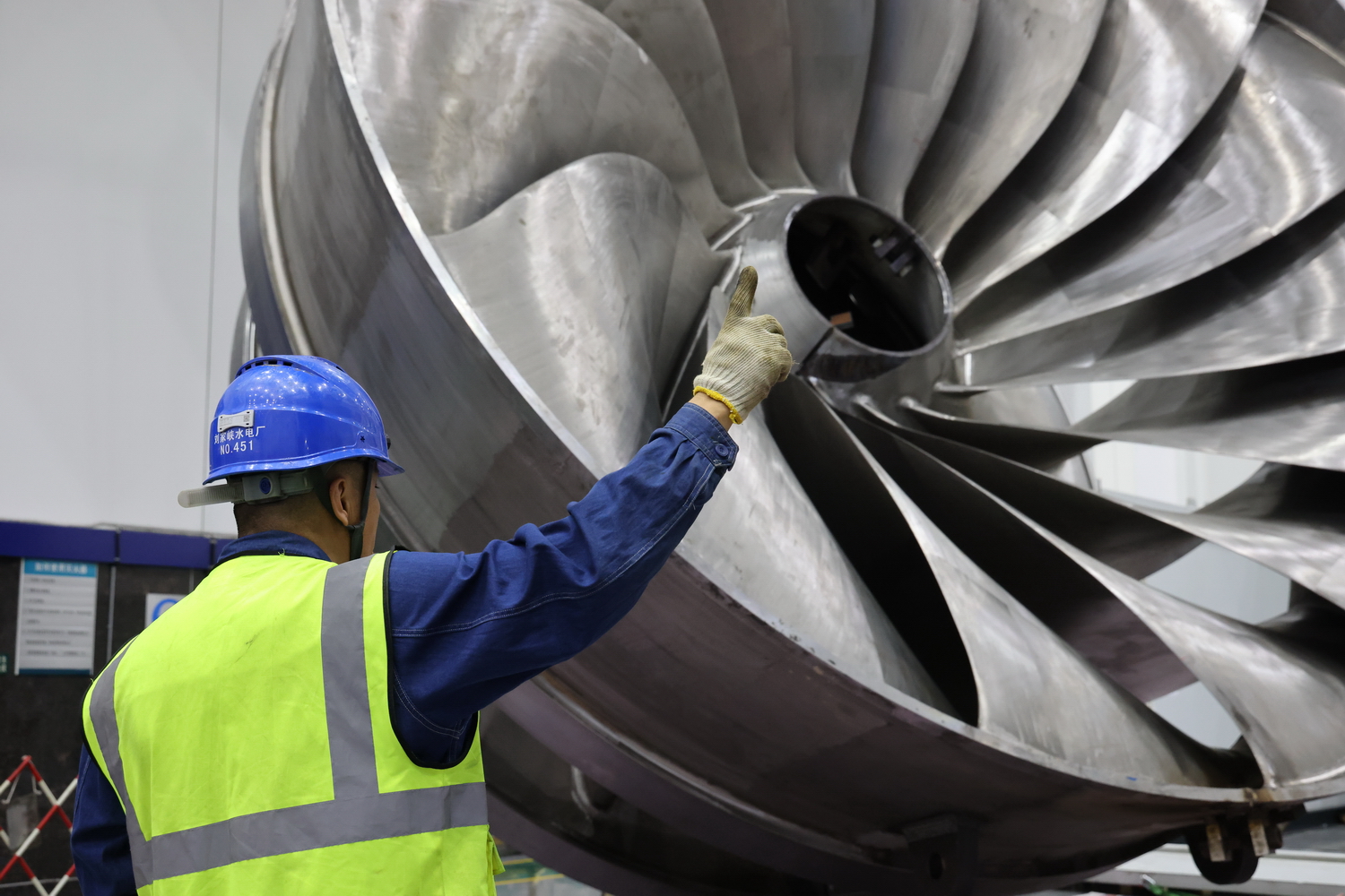 劉家峽水電廠：102.5噸水輪機(jī)轉(zhuǎn)輪完成空<span id=