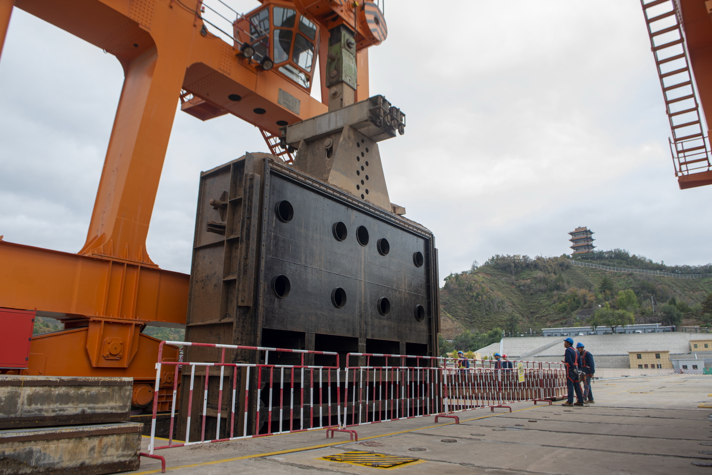 劉家峽水電廠：完成1號(hào)機(jī)組閘門落門 為整機(jī)改造筑牢安全基石.jpg