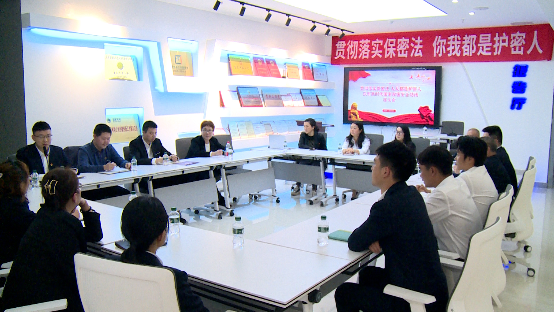 4月9日，國(guó)網(wǎng)重慶綦江供電公司工作人員在公司開(kāi)展座談會(huì)討論。（袁巧 攝）.jpg