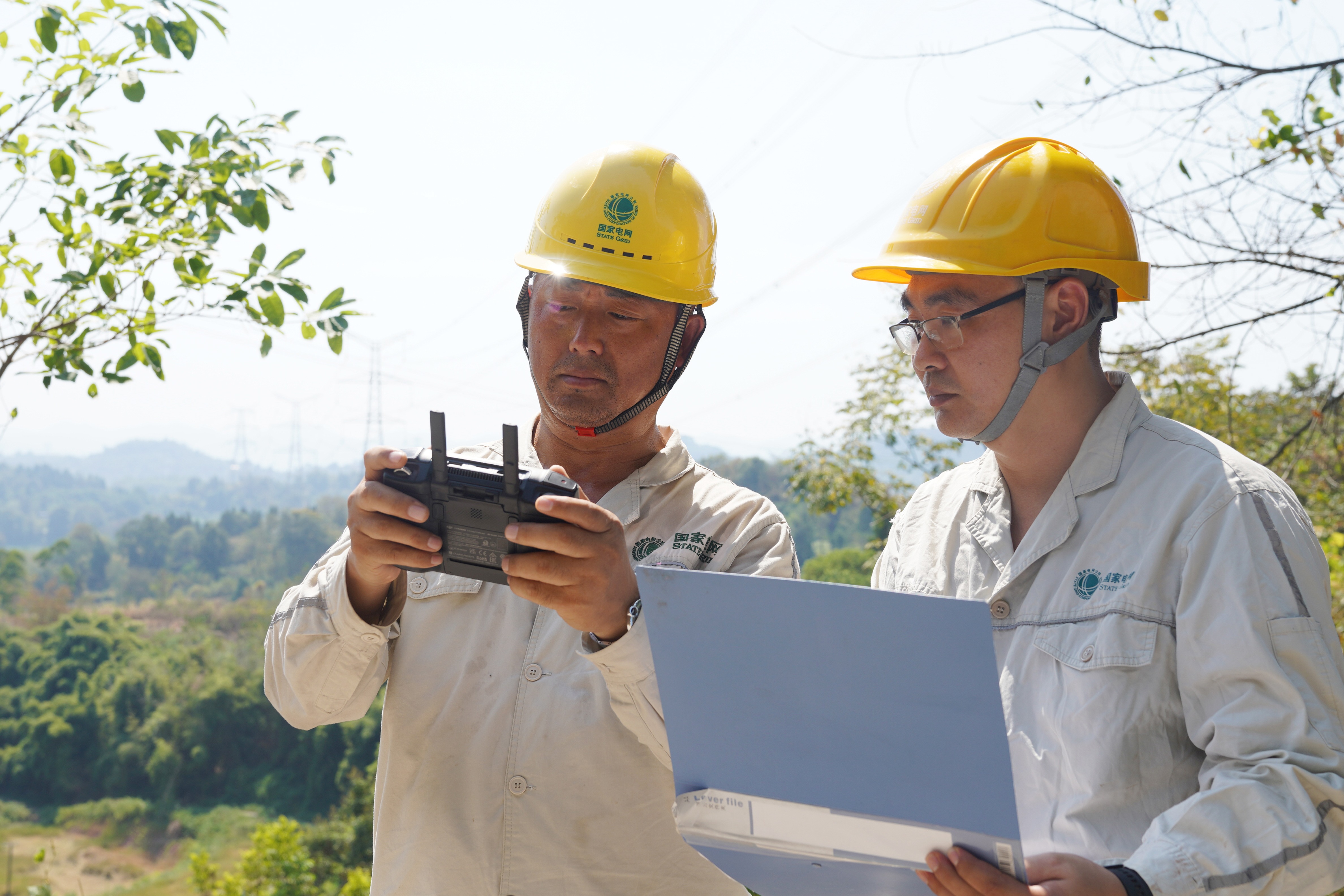國網(wǎng)重慶銅梁供電公司輸電運檢班員工通過運用無人機開展輸電線路設備巡視測溫工作。（顏玲莉） (1).JPG
