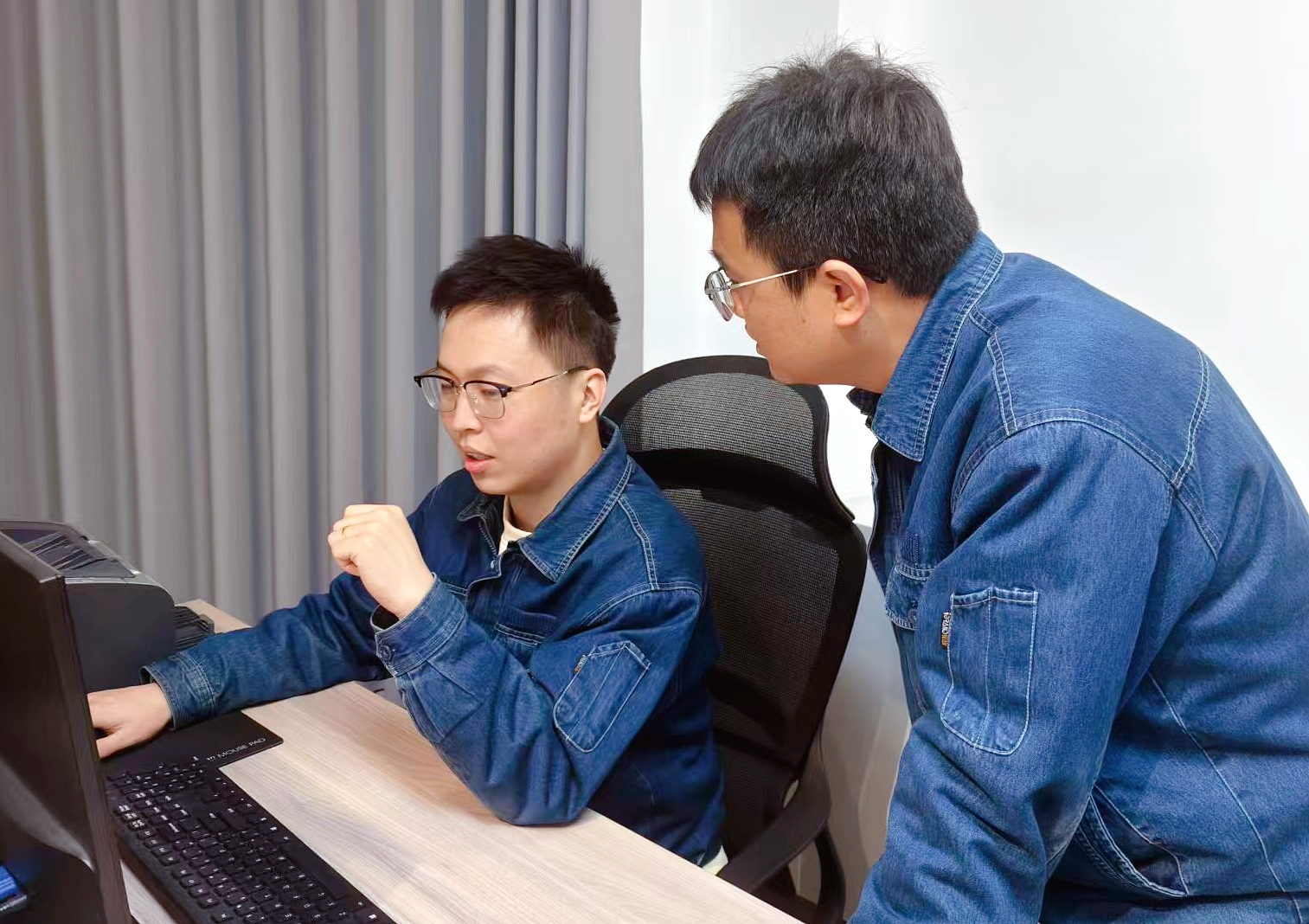 國網(wǎng)蘭州供電公司西固供電分公司員工使用供電可靠性“先算后?！蔽?yīng)用預(yù)測停電時戶數(shù)。賈瑛攝 (1).jpg