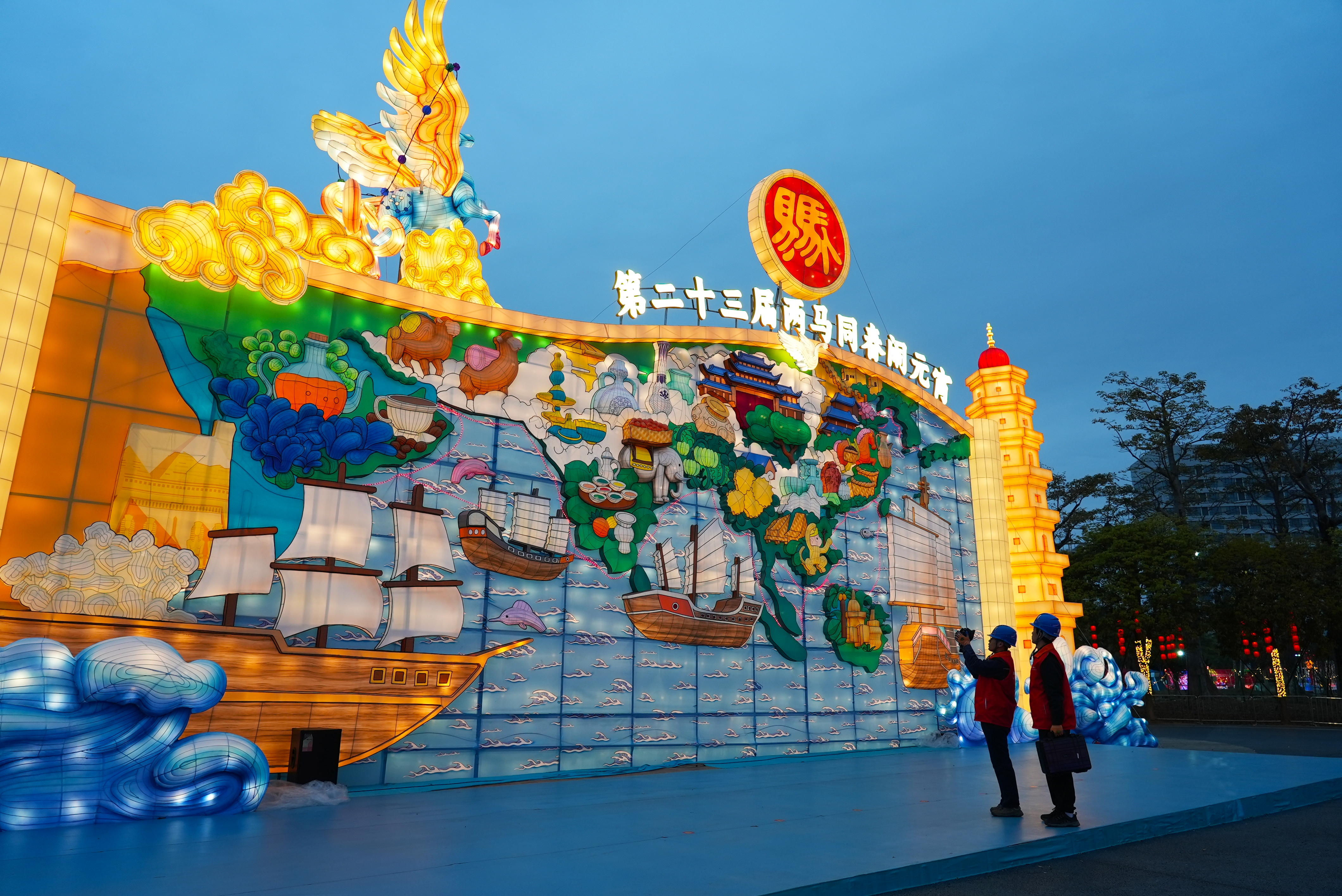 2月10日國(guó)網(wǎng)福州供電公司保電人員在福州市紅光湖“兩馬同春鬧元宵”燈會(huì)現(xiàn)場(chǎng)對(duì)供電線路進(jìn)行保電特巡（陳德鈞）7.jpg