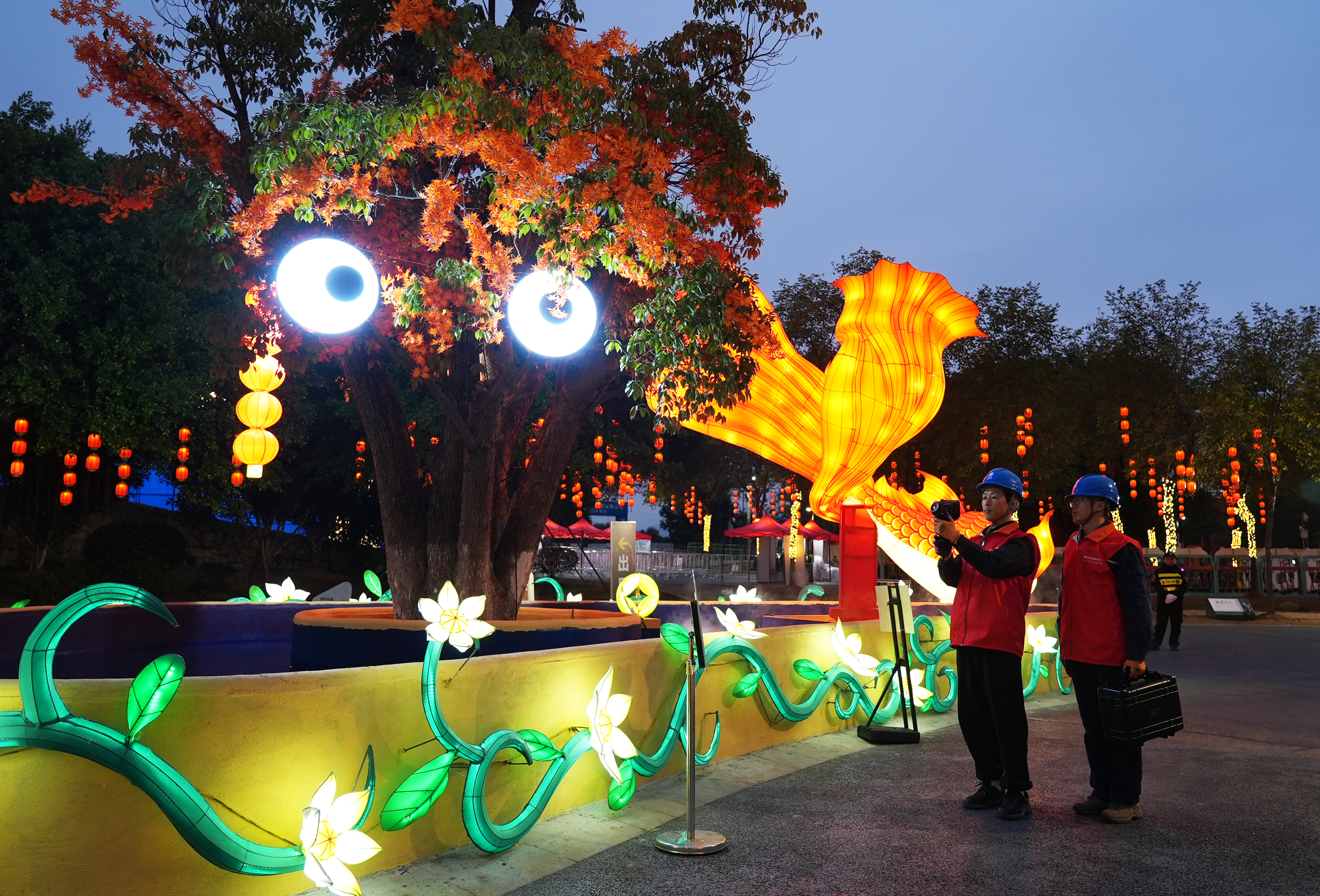 2月10日國(guó)網(wǎng)福州供電公司保電人員在福州市紅光湖“兩馬同春鬧元宵”燈會(huì)現(xiàn)場(chǎng)對(duì)供電線路進(jìn)行保電特巡（陳德鈞）6.jpg
