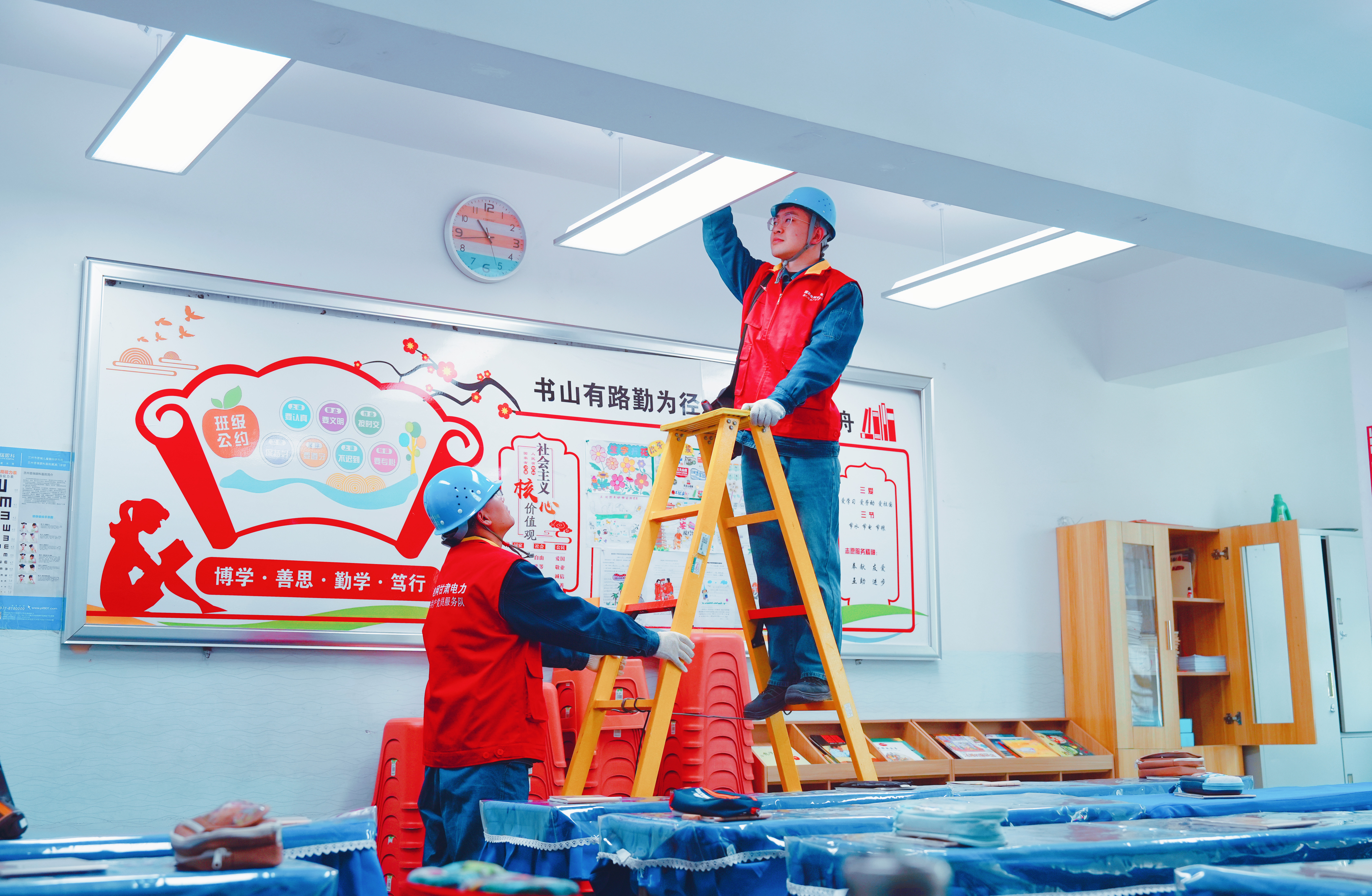 國網(wǎng)蘭州供電公司員工在酒泉路小學開展<span id=
