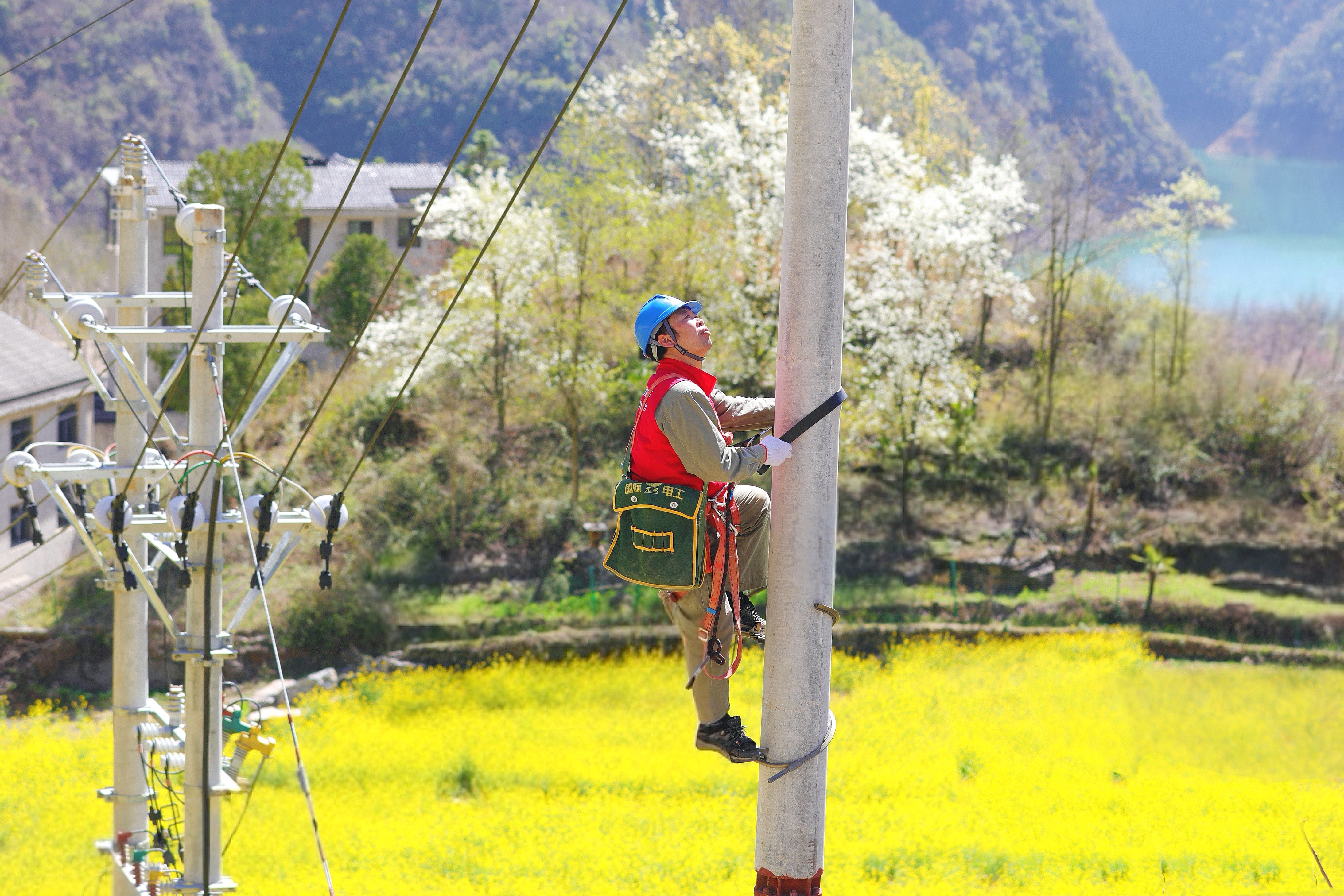 3月25日，國網(wǎng)神農(nóng)架供電公司宋洛供電所員工劉志坤在竹園坪二臺區(qū)0.4千伏#01一001桿登桿檢修，護航春耕用電安全。（朱玉潔）.jpg