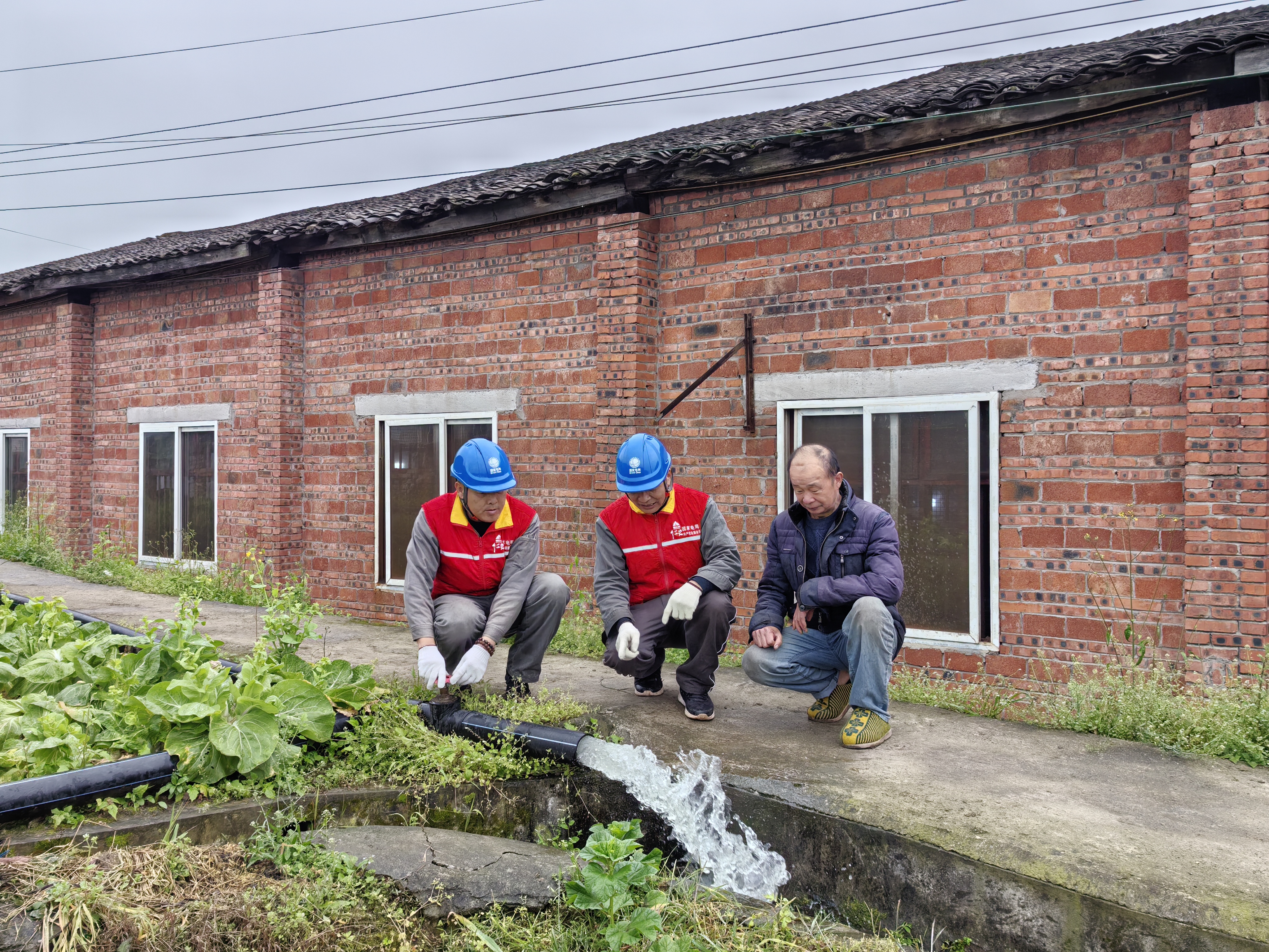 北碚供電公司歇馬供電所工作人員萬成福、成肇華在東風村白土壩組檢查抽水灌溉設備.jpg