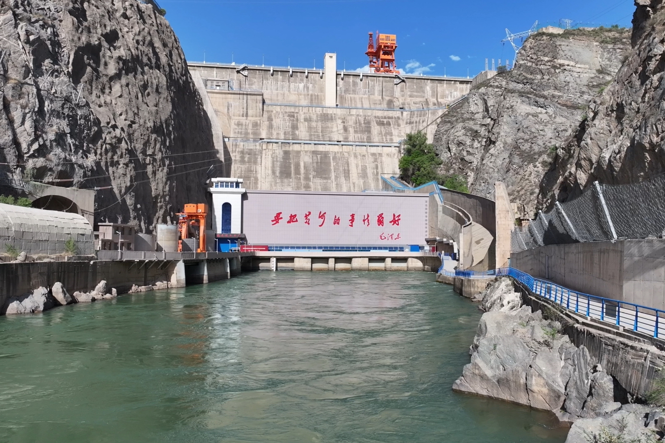 劉家峽水庫全力支援沿黃灌區(qū)抗旱保墑.jpg