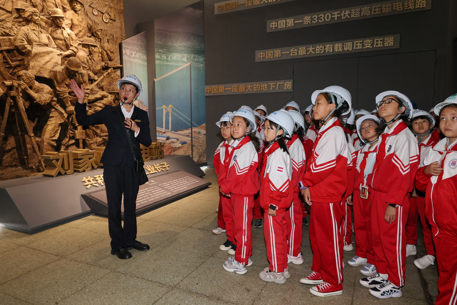 劉家峽水電廠：開(kāi)學(xué)“第一課” 點(diǎn)燃青少年科技報(bào)國(guó)夢(mèng) (1).JPG
