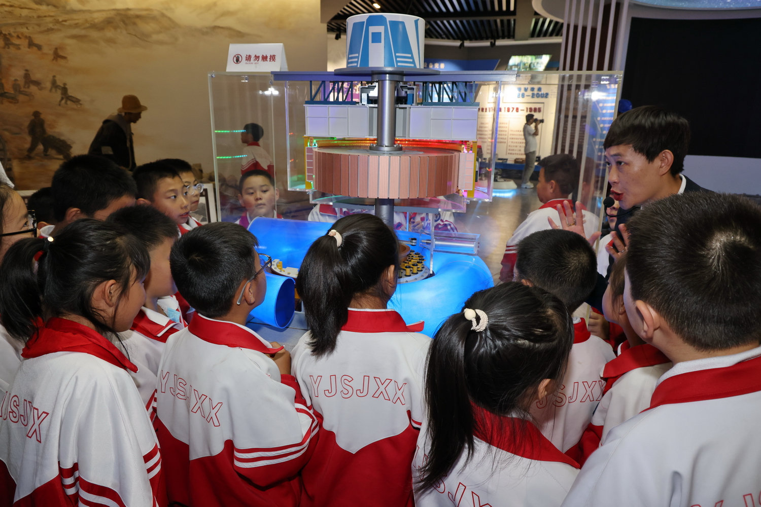 劉家峽水電廠：開(kāi)學(xué)“第一課” 點(diǎn)燃青少年科技報(bào)國(guó)夢(mèng) (2).JPG