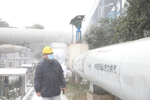 圖為河南滎陽公司運行人員在檢查壇山供熱管道.JPG 圖為河南滎陽公司運行人員在檢查壇山供熱管道.JPG