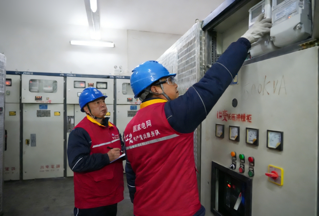 2月4日國網(wǎng)開州供電公司員工在?重慶嘉利華食品有限公司配電房巡檢（張俊凱）.jpg