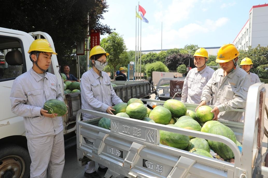 圖為該公司員工在領西瓜.jpg