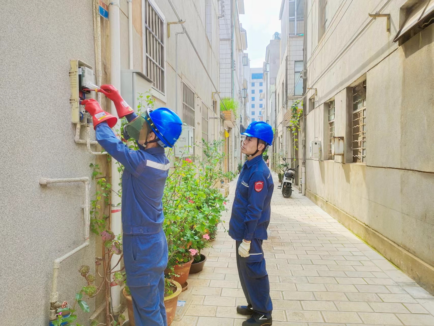 1、工作人員對(duì)客戶表計(jì)進(jìn)行用電檢查.jpg