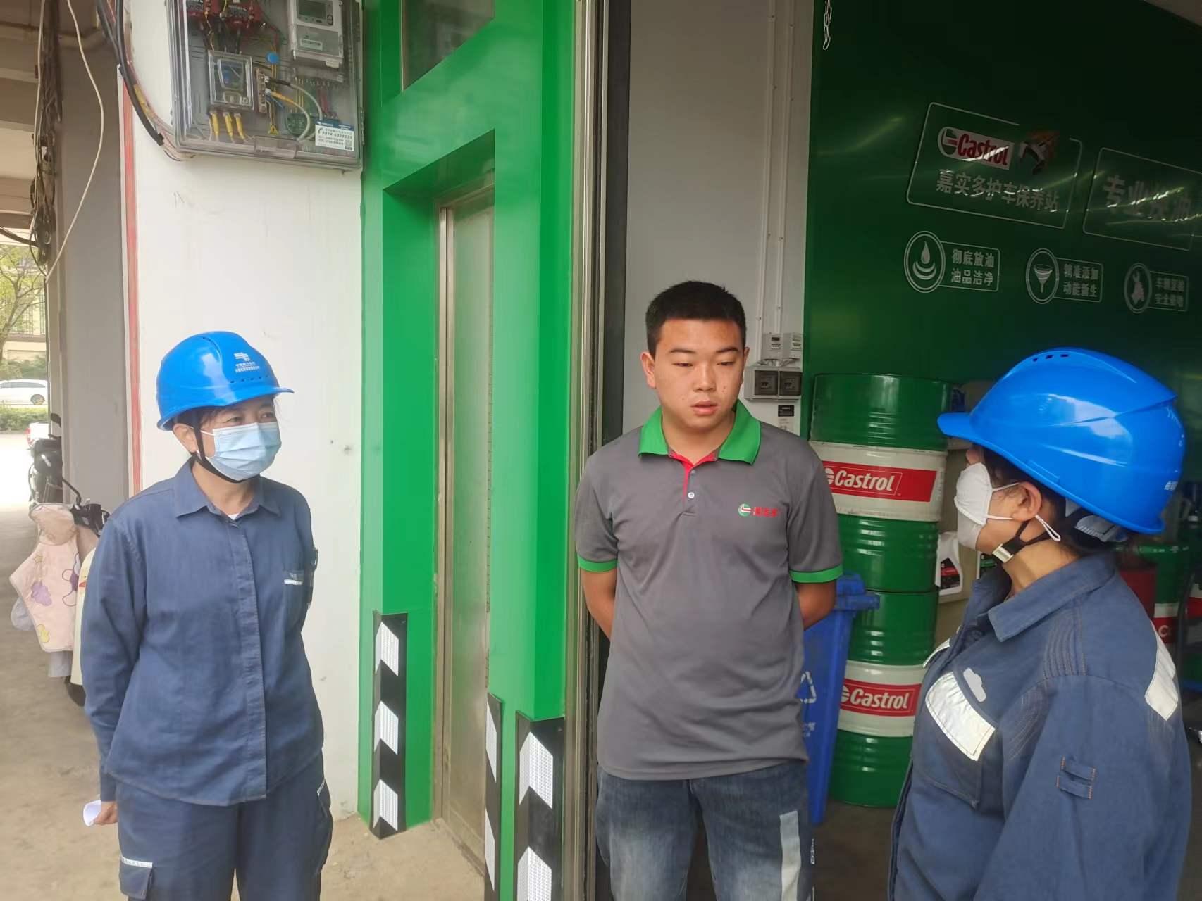 2、工作人員主動(dòng)上門走訪客戶，了解客戶用電情況等.jpg