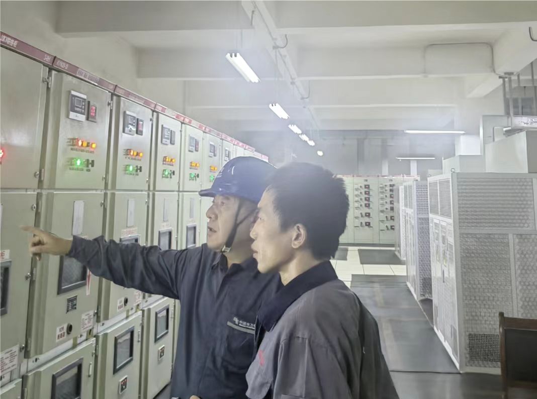 3、工作人員對(duì)企業(yè)進(jìn)行用電檢查完畢后，與客戶進(jìn)行溝通交流.jpg
