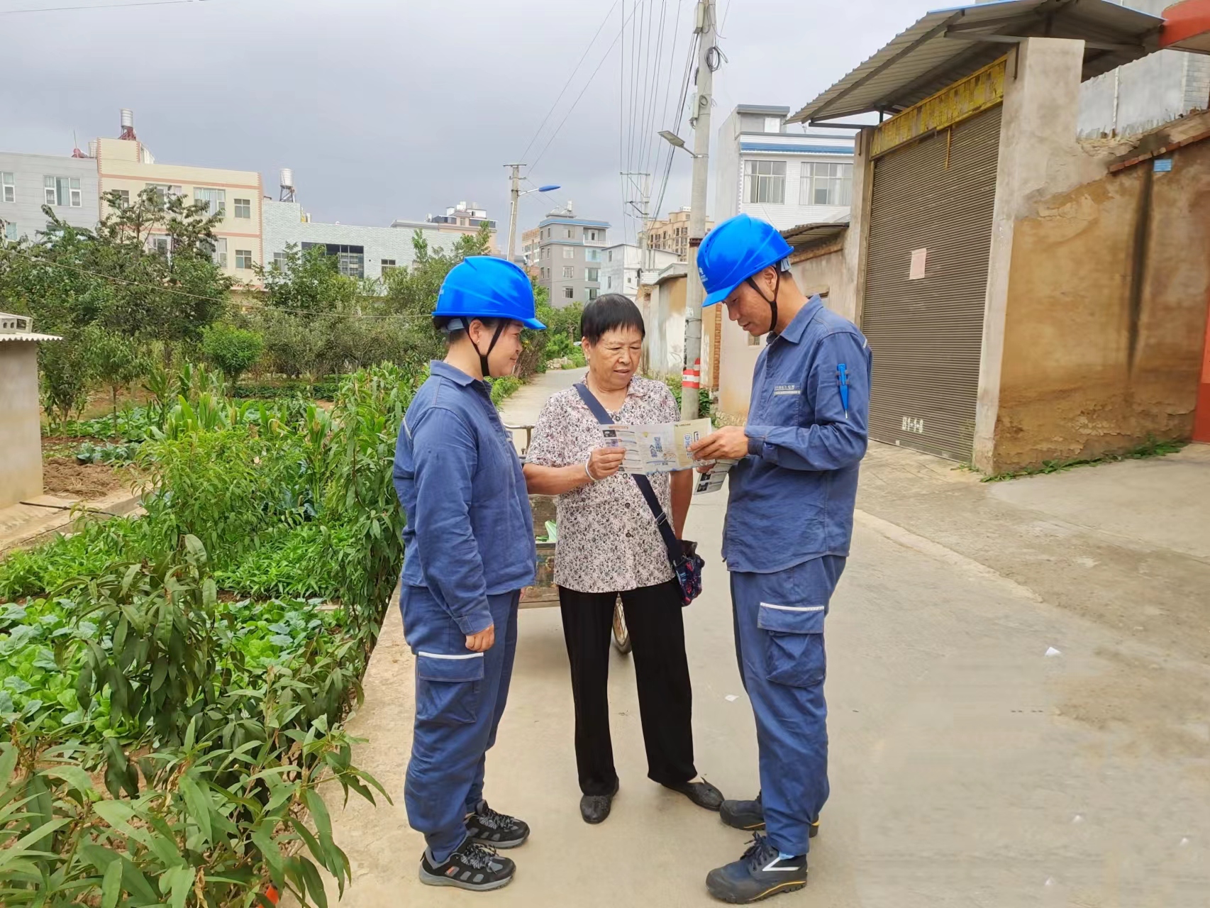 4、工作人員到社區(qū)向留守老人宣傳安全用電知識(shí).jpg
