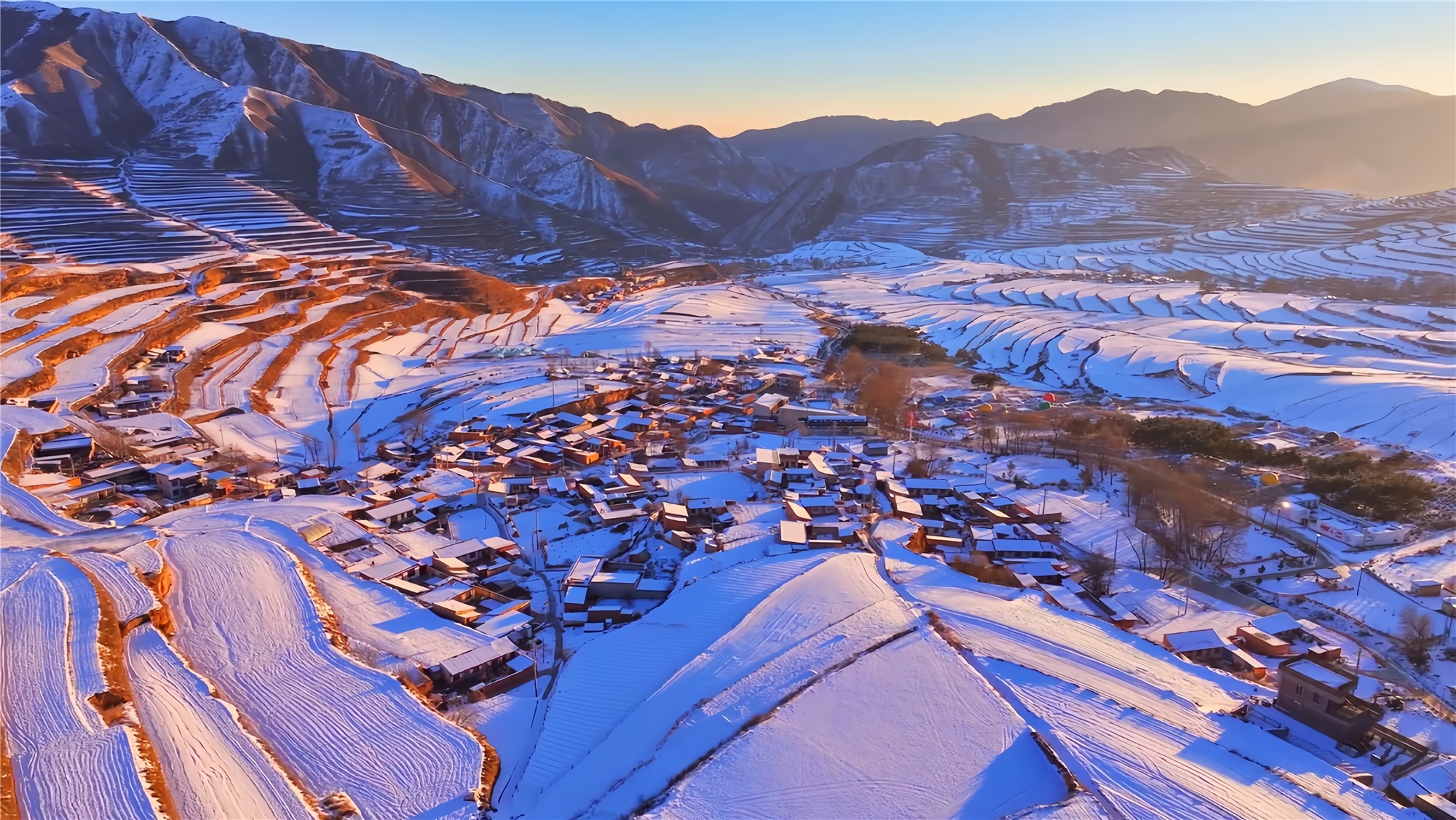 哈班岔村雪景圖。<span id=