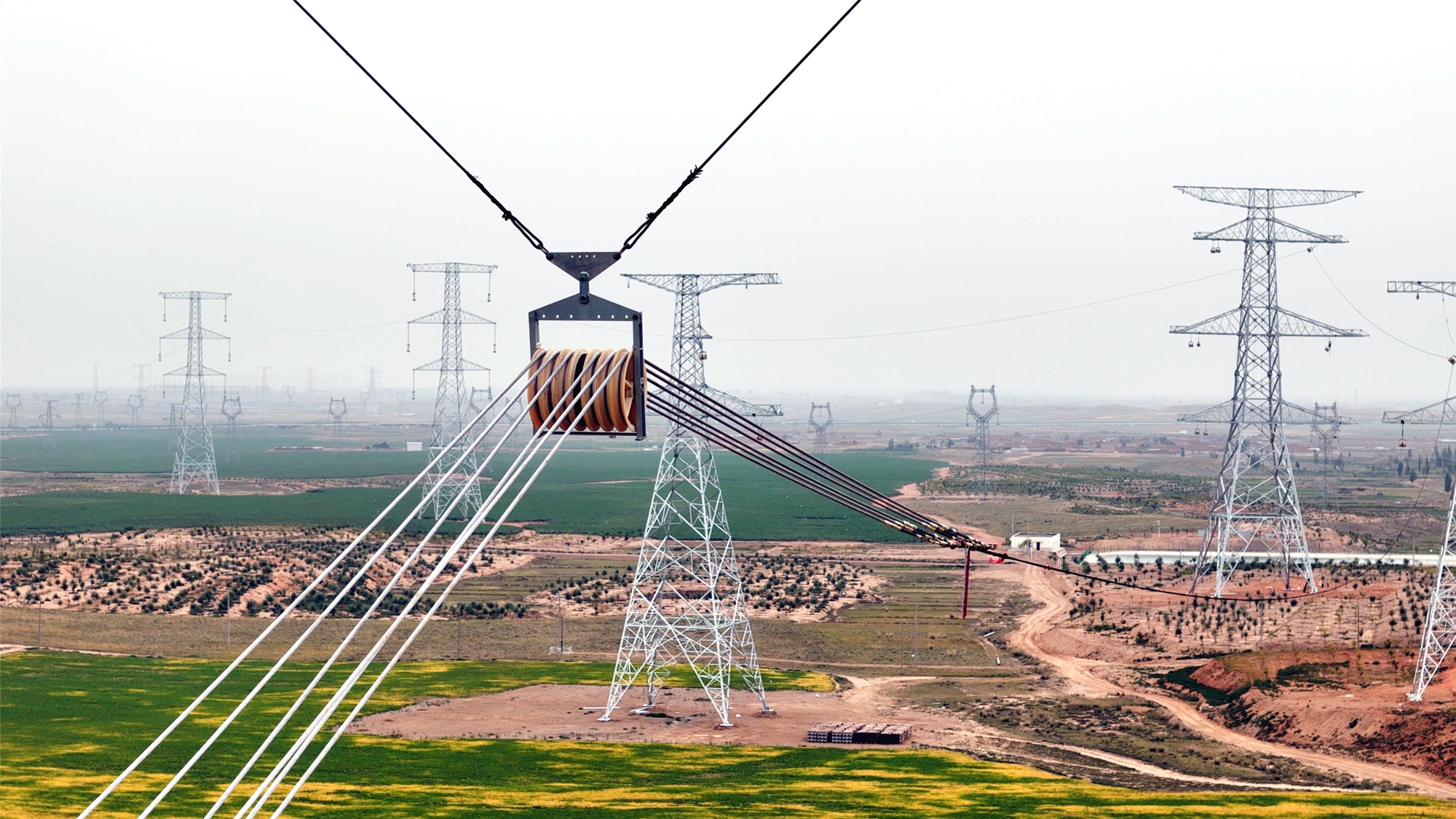 750千伏秦川輸電線路施工現(xiàn)場。毛蕊攝.jpg